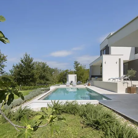 The One - Beautiful With Vast Garden Villa *
