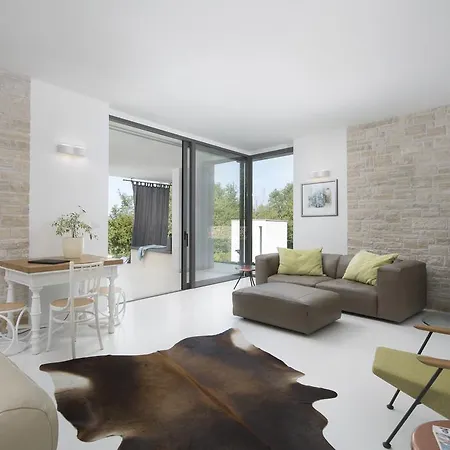 The One - Beautiful With Vast Garden Villa *