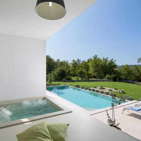The One - Beautiful With Vast Garden Villa *